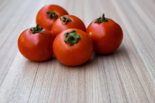 平野の木のテーブルの赤いトマト すべての必須の食べ物のための必須野菜 明白な背景の未剥離野菜の眺め — ストック写真