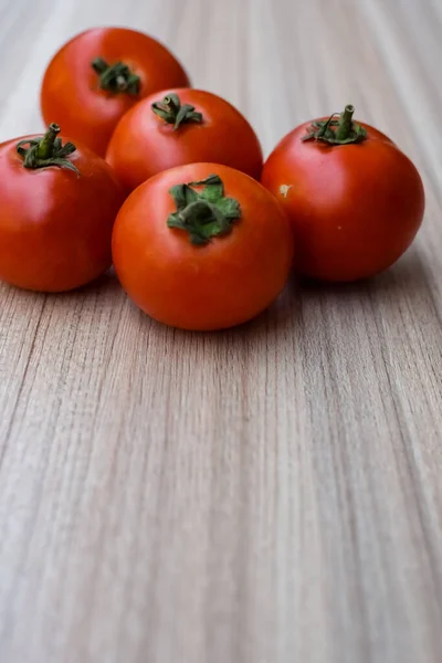 Red Tomato Plain Wooden Table Essential Vegetables All Essential Foods — Stock Photo, Image