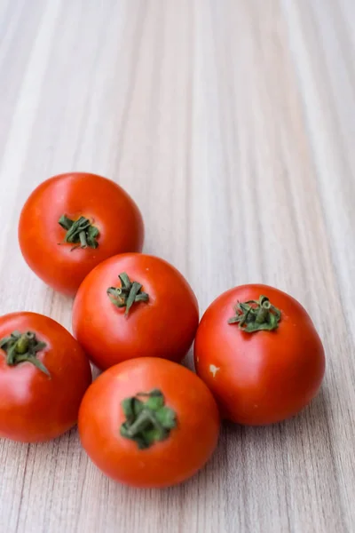 Κόκκινη Ντομάτα Απλό Ξύλινο Τραπέζι Απαραίτητα Λαχανικά Για Όλα Απαραίτητα — Φωτογραφία Αρχείου