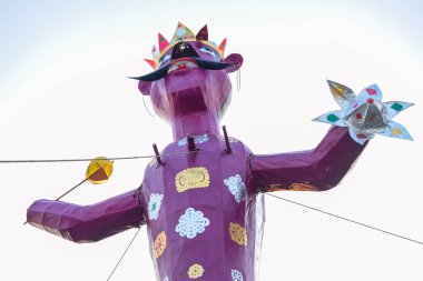Ravnans 'ın Dussera festivali sırasında Hindistan, Delhi' de Ramleela 'da alevlenmesi, Dussera Fuarı sırasında Lord Rama' nın zaferini kutlamak için Ravana 'nın büyük heykeli ateşe verilmesi.