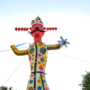 Ravnans 'ın Dussera festivali sırasında Hindistan, Delhi' de Ramleela 'da alevlenmesi, Dussera Fuarı sırasında Lord Rama' nın zaferini kutlamak için Ravana 'nın büyük heykeli ateşe verilmesi.