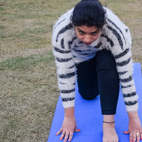 Young Indian Woman Practicing Yoga Outdoor Park Beautiful Girl Practice — Stockfoto