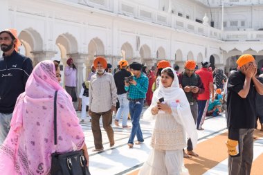 Amritsar, Hindistan - 26 Şubat 2023 - Amritsar, Punjab, Punjab 'daki Altın Tapınak' taki (Harmandir Sahib) tanımlanamayan dindarlar,