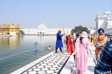 Amritsar, Hindistan - 26 Şubat 2023 - Amritsar, Punjab, Punjab 'daki Altın Tapınak' taki (Harmandir Sahib) tanımlanamayan dindarlar,