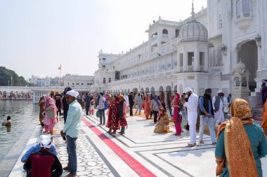 Amritsar, Hindistan - 26 Şubat 2023 - Amritsar, Punjab, Punjab 'daki Altın Tapınak' taki (Harmandir Sahib) tanımlanamayan dindarlar,