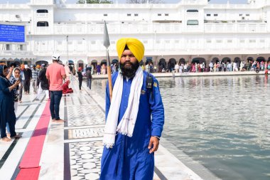 Amritsar, Hindistan - 26 Şubat 2023 - Amritsar, Punjab, Punjab 'daki Altın Tapınak' taki (Harmandir Sahib) tanımlanamayan dindarlar,