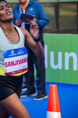 Yeni Delhi, Hindistan - 16 Ekim 2022 - Bitmek üzere olan maraton katılımcılarının bitiş çizgisini geçmek üzere olan Delhi Yarı Maratonu 2022