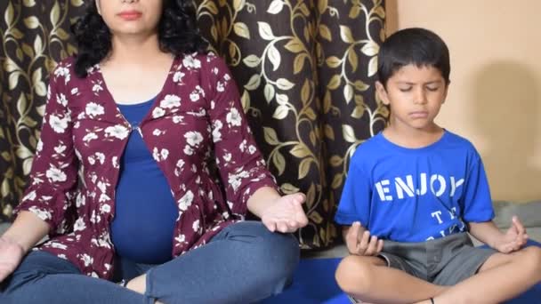 Беременная Женщина Делает Представления Yoga Беременности Комфортно Себя Дома Малышом — стоковое видео