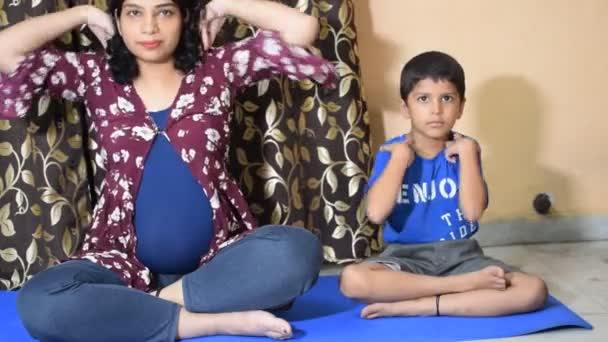 Schwangere Beim Schwangerschafts Yoga Posiert Bequem Hause Mit Ihrem Kind — Stockvideo