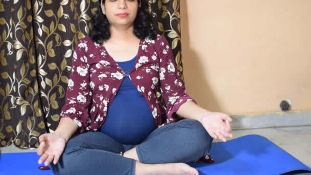 Zwangere Vrouw Doen Zwangerschap Yoga Poseren Comfortabel Thuis Met Buik — Stockvideo