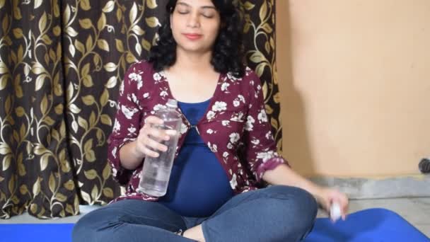 Schwangere Beim Schwangerschafts Yoga Posiert Bequem Hause Mit Bauch Schwangere — Stockvideo