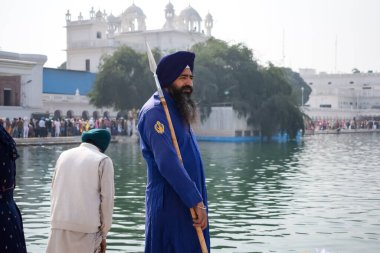 Amritsar, Hindistan - 26 Şubat 2023 - Amritsar, Punjab, Punjab 'daki Altın Tapınak' taki (Harmandir Sahib) tanımlanamayan dindarlar,
