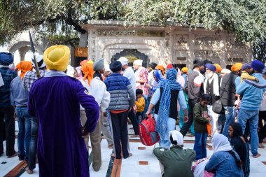Amritsar, Hindistan - 26 Şubat 2023 - Amritsar, Punjab, Punjab 'daki Altın Tapınak' taki (Harmandir Sahib) tanımlanamayan dindarlar,