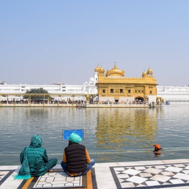Amritsar, Hindistan - 26 Şubat 2023 - Amritsar, Punjab, Punjab 'daki Altın Tapınak' taki (Harmandir Sahib) tanımlanamayan dindarlar,