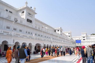 Amritsar, Hindistan - 26 Şubat 2023 - Amritsar, Punjab, Punjab 'daki Altın Tapınak' taki (Harmandir Sahib) tanımlanamayan dindarlar,