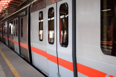 Yeni Delhi Hindistan 10 Ağustos 2023 - Delhi Metro treni Yeni Delhi, Hindistan, Asya 'daki Jhandewalan metro istasyonuna varıyor.