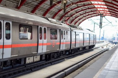 Yeni Delhi Hindistan 10 Ağustos 2023 - Delhi Metro treni Yeni Delhi, Hindistan, Asya 'daki Jhandewalan metro istasyonuna varıyor.