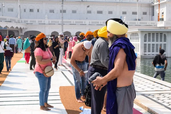 Amritsar, Hindistan - 26 Şubat 2023 - Amritsar, Punjab, Punjab 'daki Altın Tapınak' taki (Harmandir Sahib) tanımlanamayan dindarlar,
