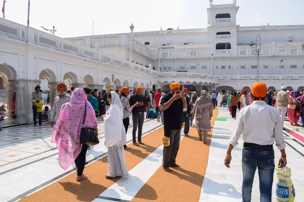 Amritsar, Hindistan - 26 Şubat 2023 - Amritsar, Punjab, Punjab 'daki Altın Tapınak' taki (Harmandir Sahib) tanımlanamayan dindarlar,