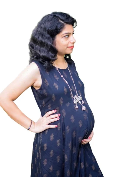 Беременная Индианка Позирует Съемки Беременности Руки Животе Белым Фоном Индийская — стоковое фото
