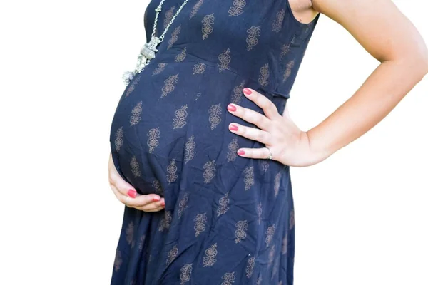Een Zwangere Indiase Dame Poseert Voor Zwangerschap Schieten Handen Buik — Stockfoto