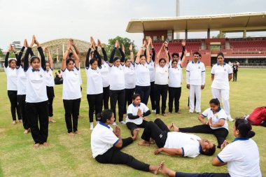 Yeni Delhi, Hindistan, 21 Haziran 2023 - Uluslararası Yoga Günü 'nde Delhi' deki Yamuna Spor Kompleksi 'nde grup Yoga egzersiz oturumu, kriket stadyumunda yoga derslerine katılan büyük bir grup yetişkin