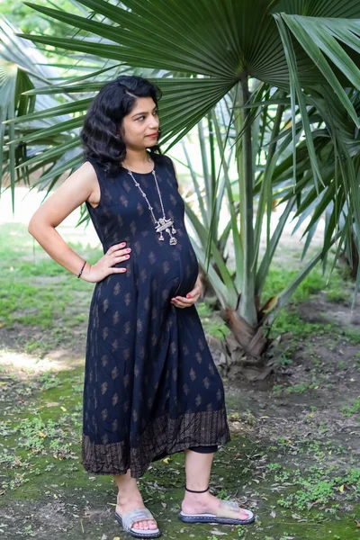 Eine Schwangere Inderin Posiert Für Ein Schwangerschaftsshooting Freien Und Hände — Stockfoto