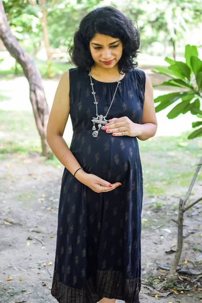 Una Mujer India Embarazada Posa Para Embarazo Aire Libre Disparar — Foto de Stock