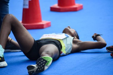 Yeni Delhi, Hindistan - 16 Ekim 2022 - Bitmek üzere olan maraton katılımcılarının bitiş çizgisini geçmek üzere olan Delhi Yarı Maratonu 2022