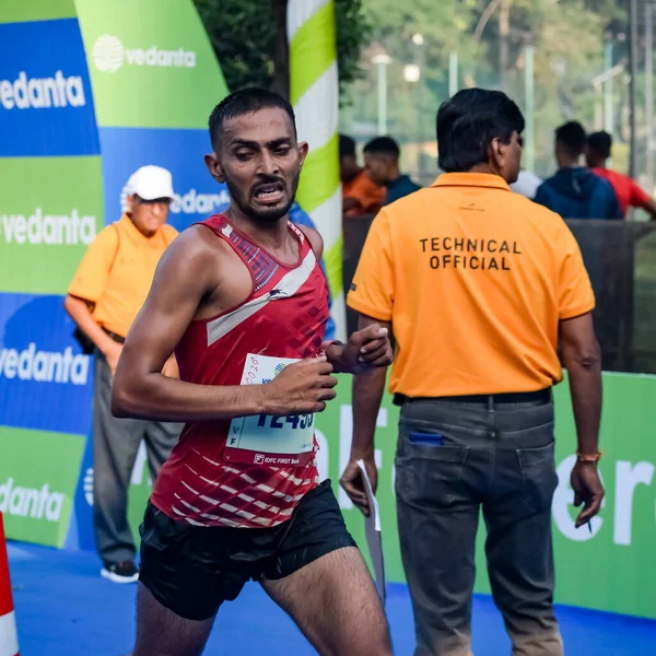 Yeni Delhi, Hindistan - 16 Ekim 2022 - Bitmek üzere olan maraton katılımcılarının bitiş çizgisini geçmek üzere olan Delhi Yarı Maratonu 2022