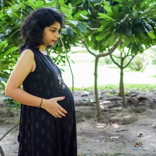 Gravid Indisk Dame Udgør Udendørs Graviditet Skyde Hænder Maven Indisk - Stock-foto