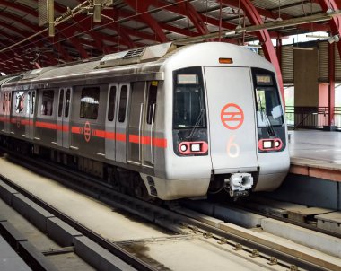 Yeni Delhi Hindistan - 10 Ağustos 2023 - Delhi Metro treni Yeni Delhi, Hindistan, Asya 'daki Jhandewalan metro istasyonuna varıyor.