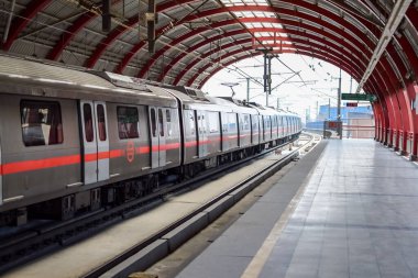 Yeni Delhi Hindistan - 10 Ağustos 2023 - Delhi Metro treni Yeni Delhi, Hindistan, Asya 'daki Jhandewalan metro istasyonuna varıyor.