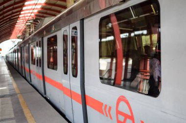 Yeni Delhi Hindistan - 10 Ağustos 2023 - Delhi Metro treni Yeni Delhi, Hindistan, Asya 'daki Jhandewalan metro istasyonuna varıyor.