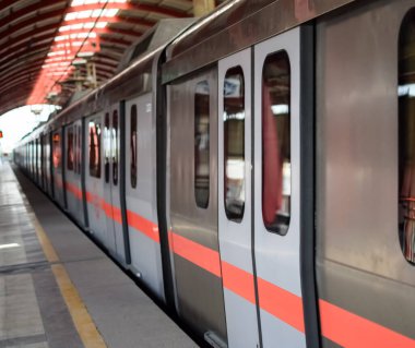 Yeni Delhi Hindistan - 10 Ağustos 2023 - Delhi Metro treni Yeni Delhi, Hindistan, Asya 'daki Jhandewalan metro istasyonuna varıyor.