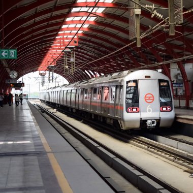 Yeni Delhi Hindistan - 10 Ağustos 2023 - Delhi Metro treni Yeni Delhi, Hindistan, Asya 'daki Jhandewalan metro istasyonuna varıyor.