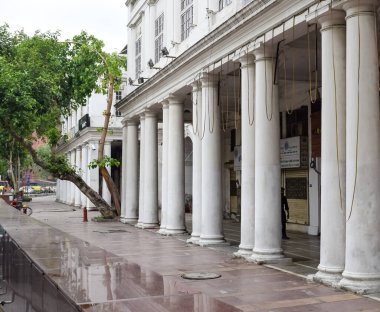 Delhi, Hindistan, 31 Mart 2023 - Ünlü iş bölgesi Connaught Place Yeni Delhi 'nin merkezinde ofis, banka ve alışveriş merkezi olarak bilinir. Delhi, Hindistan 'da İngiliz tarzı mimari CP