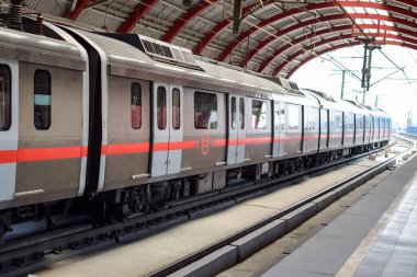 Yeni Delhi Hindistan, 10 Ağustos 2023 - Delhi Metro treni Yeni Delhi, Hindistan, Asya 'daki Jhandewalan metro istasyonuna yanaşıyor.