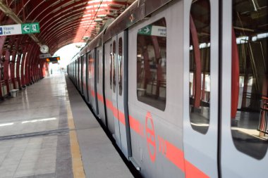 Yeni Delhi Hindistan, 10 Ağustos 2023 - Delhi Metro treni Yeni Delhi, Hindistan, Asya 'daki Jhandewalan metro istasyonuna yanaşıyor.