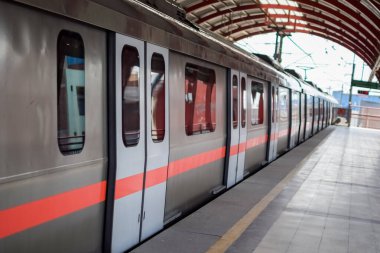 Yeni Delhi Hindistan, 10 Ağustos 2023 - Delhi Metro treni Yeni Delhi, Hindistan, Asya 'daki Jhandewalan metro istasyonuna yanaşıyor.