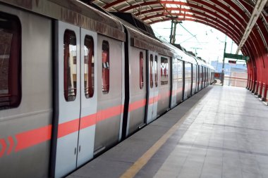 Yeni Delhi Hindistan, 10 Ağustos 2023 - Delhi Metro treni Yeni Delhi, Hindistan, Asya 'daki Jhandewalan metro istasyonuna yanaşıyor.