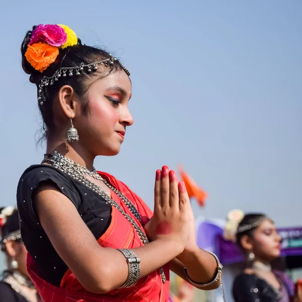 印度新德里 2023年7月1日 Bharathanatyam Bharathanatyam Indian Classical Odissi 在舞台上表演 漂亮的印度女孩以印第安舞蹈的姿态跳舞 印度古典舞蹈Bharatanatyam — 图库照片