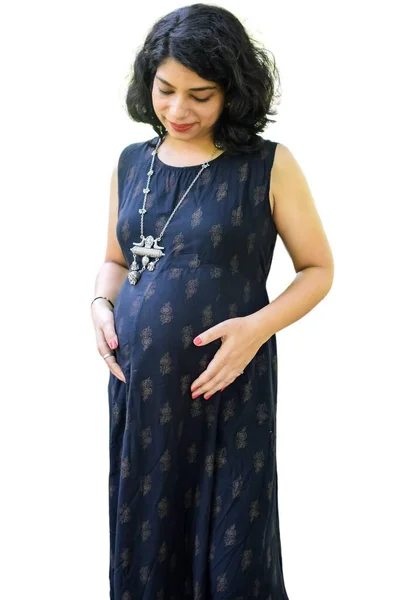 妊娠中のインドの女性は 白い背景を持つ腹に妊娠の撮影と手をポーズ インドの妊娠中の女性は 明白な背景を持つ母性のドレスに彼女の手を置きます 妊娠の撮影 — ストック写真