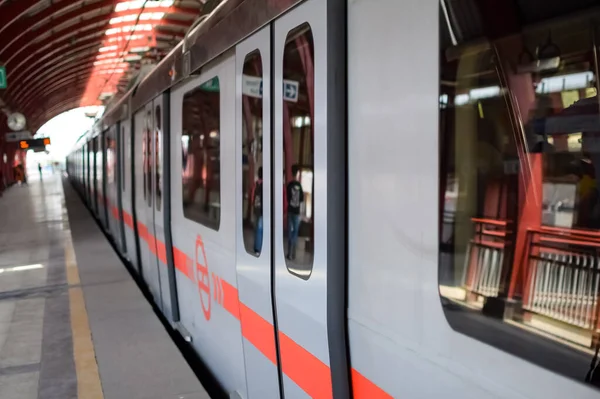 Yeni Delhi Hindistan, 10 Ağustos 2023 - Delhi Metro treni Yeni Delhi, Hindistan, Asya 'daki Jhandewalan metro istasyonuna yanaşıyor.