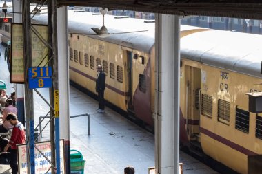 Amritsar, Hindistan, 20 Nisan 2023 - Amritsar tren istasyonunda sabah treni, Amritsar, Punjab tren istasyonunda renkli tren