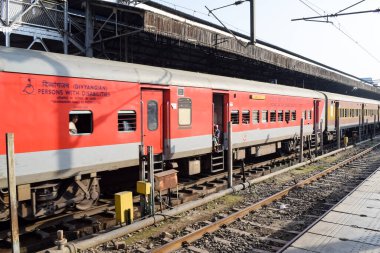 Amritsar, Hindistan, 20 Nisan 2023 - Amritsar tren istasyonunda sabah treni, Amritsar, Punjab tren istasyonunda renkli tren