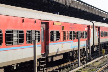 Amritsar, Hindistan, 20 Nisan 2023 - Amritsar tren istasyonunda sabah treni, Amritsar, Punjab tren istasyonunda renkli tren