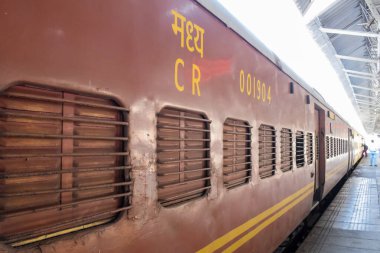 Amritsar, Hindistan, 20 Nisan 2023 - Amritsar tren istasyonunda sabah treni, Amritsar, Punjab tren istasyonunda renkli tren