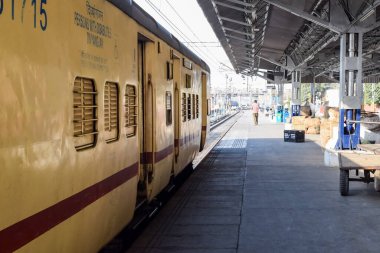 Amritsar, Hindistan, 20 Nisan 2023 - Amritsar tren istasyonunda sabah treni, Amritsar, Punjab tren istasyonunda renkli tren