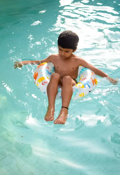 Счастливый Индийский Мальчик Плавает Бассейне Ребенок Купальном Костюме Вместе Воздуходувкой — стоковое фото